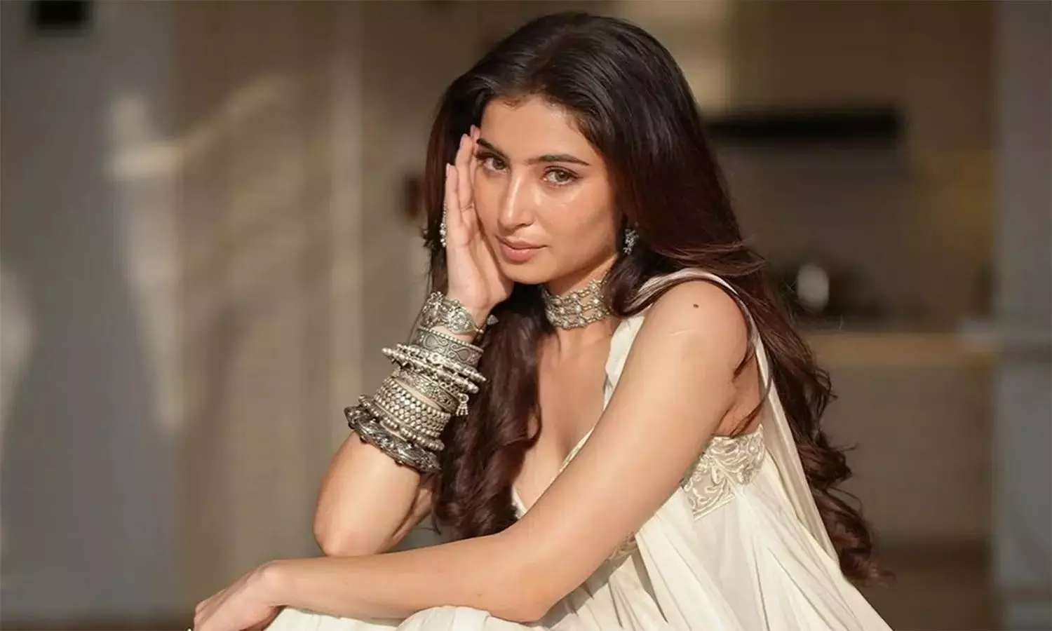 అక్క‌డ సెంట్రాఫ్  అట్రాక్ష‌న్ గా యంగ్ బ్యూటీ!