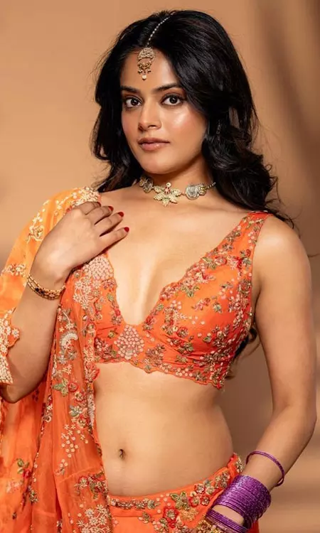 Riddhi Kumars Orange Ethnic Look Is Pure Festive Vibes