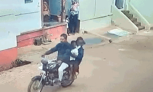 స్కూల్  కి వచ్చి పిల్లల్ని ఎత్తుకుపోతున్నాడు.. బిగ్  ట్విస్ట్  ఏమిటంటే..!