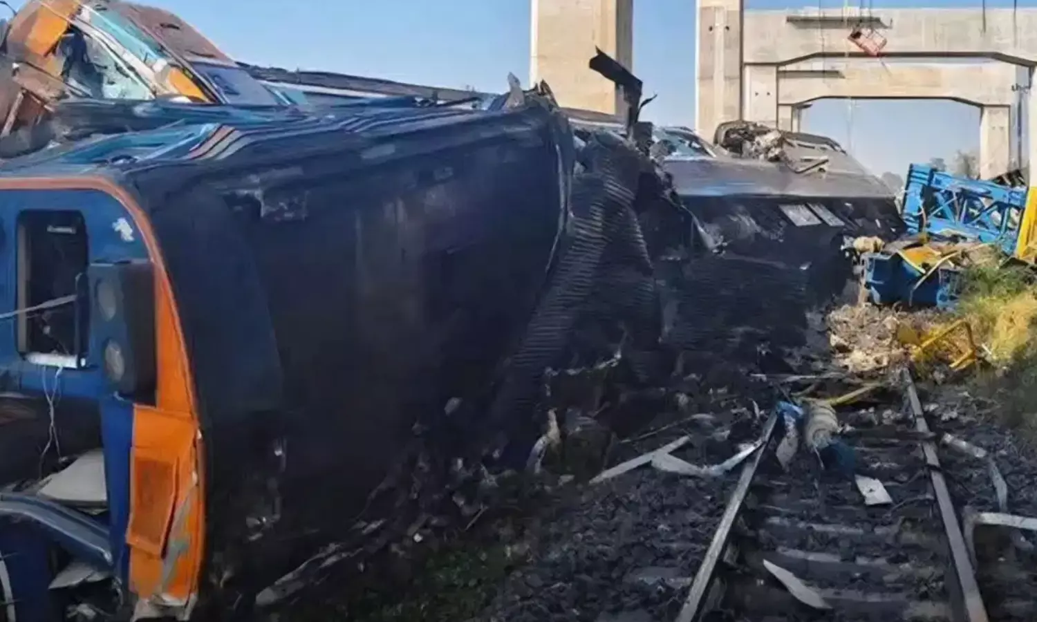 ఘోరం: రన్నింగ్ ట్రైన్ పై పడిన క్రేన్.. షాకింగ్ గా మృతుల సంఖ్య!