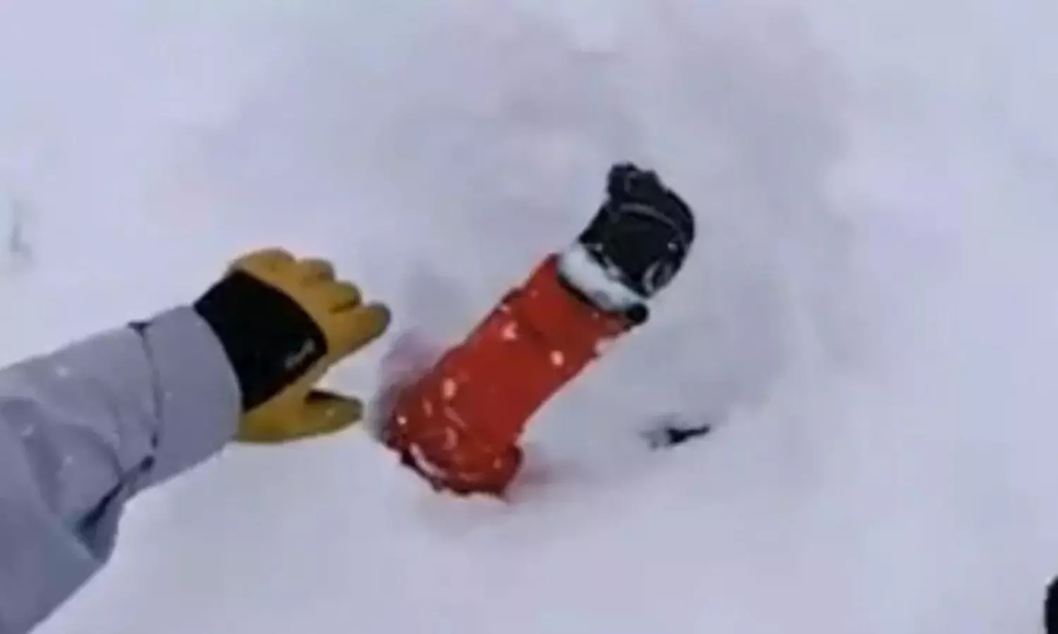 మంచు తుఫానులో  రెస్క్యూ... ఒళ్లు గగురు పొడుస్తున్న వీడియో వైరల్!