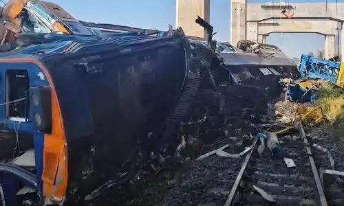 ఘోరం: రన్నింగ్ ట్రైన్ పై పడిన క్రేన్.. షాకింగ్ గా మృతుల సంఖ్య!