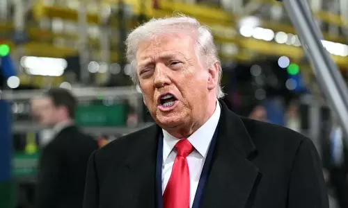 ట్రంప్ కు భారీ అవ‌మానం.. పెడో ప్రొటెక్ట‌ర్ అంటూ ట్రోల్