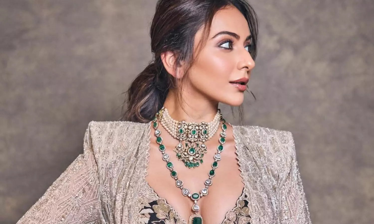 గ్లామర్ తో హీటెక్కిస్తున్న రకుల్.. ఆ ఫోజులకే ఫిదా!