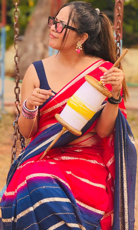 Anasuya Bharadwaj celebrates sankranti 2026 in festive saree look