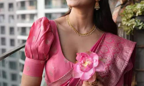 Malavika Mohanan Glows in a Classic Pink Saree Celebrates Sankranti Elegance Malavika Mohanan Glows in a Classic Pink Saree Celebrates Sankranti Elegance
