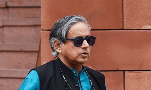 ఇరాన్  తో వ్యాపారం చేస్తే 25%... శశిథరూర్  కీలక వ్యాఖ్యలు!