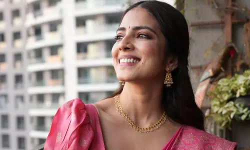 పండుగ పూట సాంప్రదాయంగా ఆకట్టుకుంటున్న ప్రభాస్ బ్యూటీ..