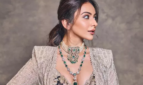 గ్లామర్ తో హీటెక్కిస్తున్న రకుల్.. ఆ ఫోజులకే ఫిదా!