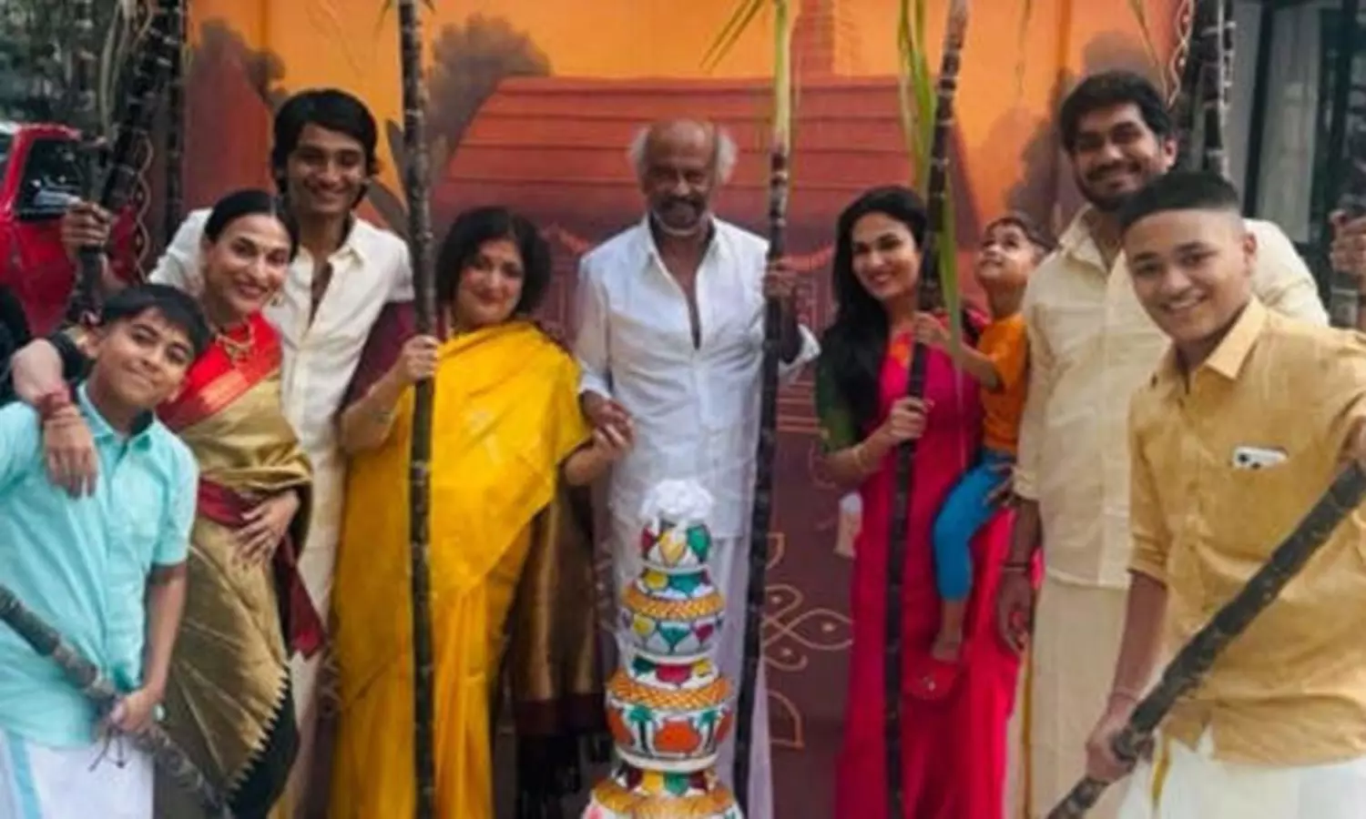 సంక్రాంతి సంబ‌రాలు: చిరంజీవి-ర‌జ‌నీ కూడ‌బ‌లుక్కున్నారు