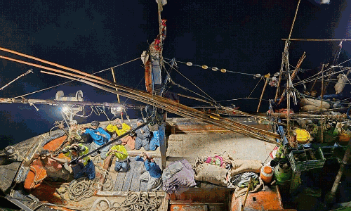 తీరంలో హైడ్రామా.. పాక్ పడవ ‘అల్-మదీనా’ సీజ్.. 9 మంది సిబ్బంది అరెస్ట్