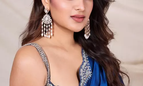 Nidhhi Agerwal’s Royal Blue Saree Look is Perfect Festive Inspiration