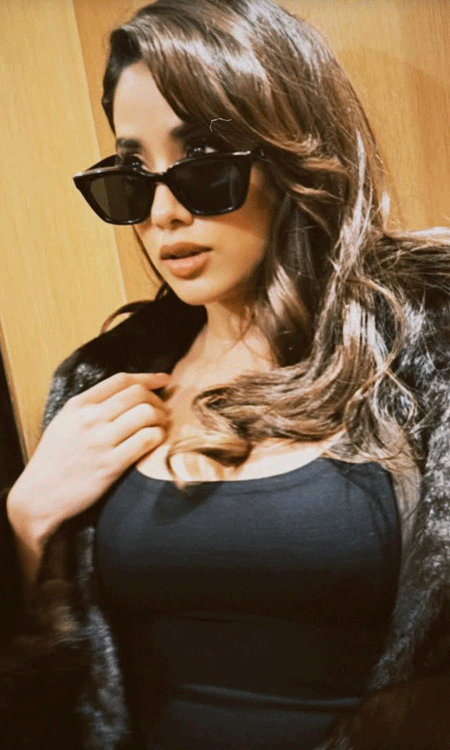 Janhvi Kapoor joins 2016 throwback trend with stunning 2026 selfies