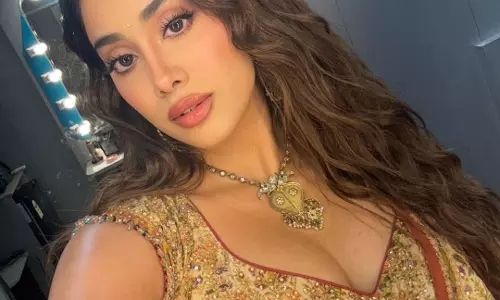 Janhvi Kapoor joins 2016 throwback trend with stunning 2026 selfies