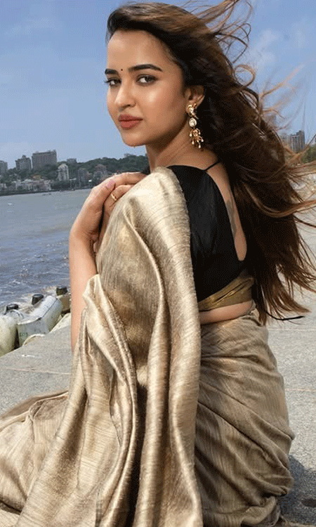 Pujita Ponnada Captures Adorable Moment by the Mumbai Sea