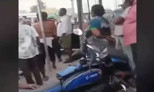 ఆటో తగిలిందని.. స్థంబానికి కట్టేసి బీర్ బాటిళ్లతో దాడి