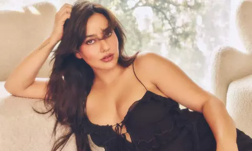 బ్లాక్ అవుట్ ఫిట్ లో నేహా అందాలు అదరహో..