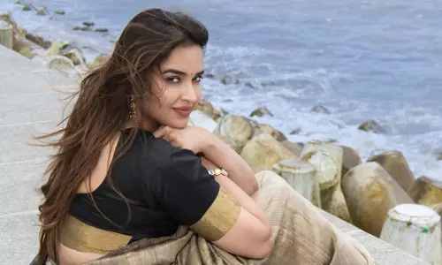 Pujita Ponnada Captures Adorable Moment by the Mumbai Sea