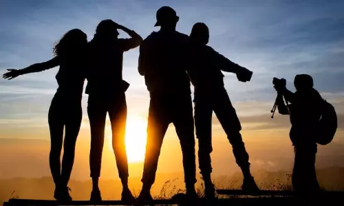 ఫ్రెండ్స్ ఫ్లేష‌న్ తో దూర‌మ‌వుతున్న యువ‌త‌..