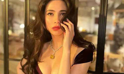 Zara Khan’s Star Power on Full Display