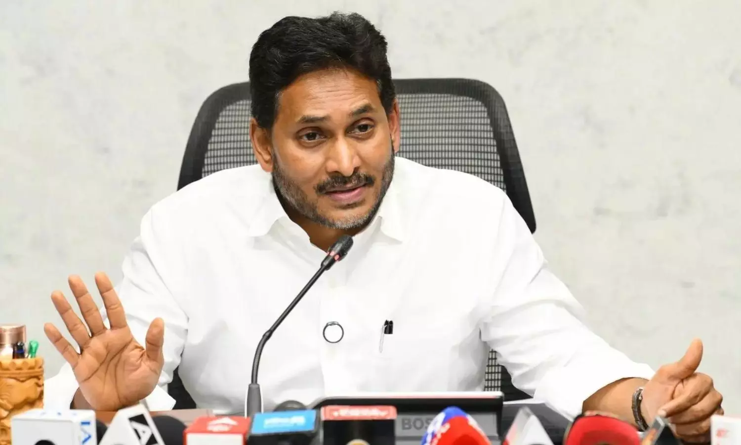 మాజీ ఎంపీకి సీటు మార్చేసిన జ‌గ‌న్‌..!