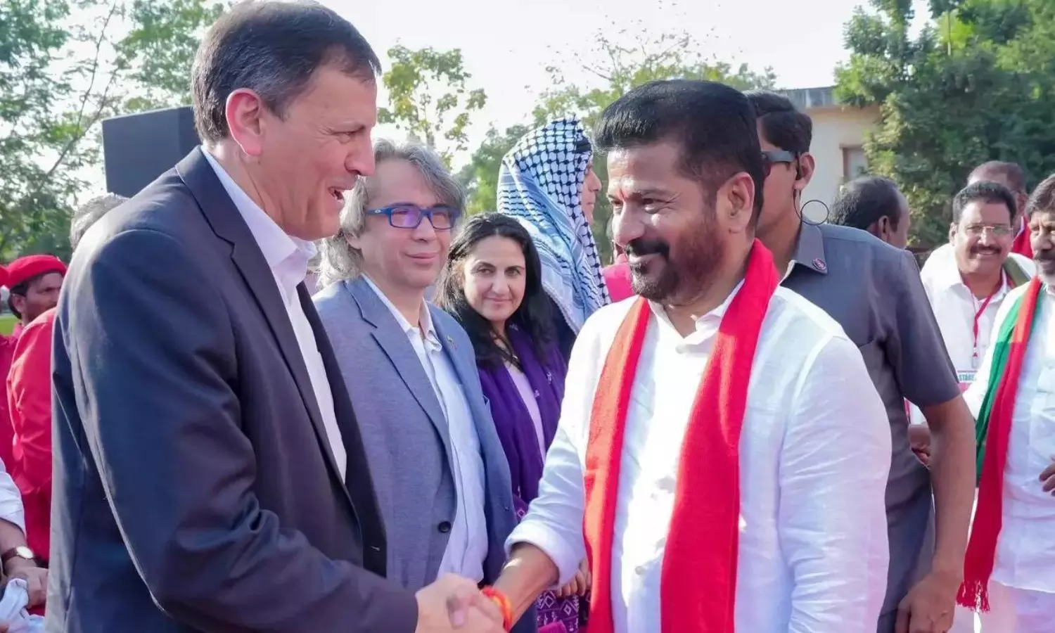 పుస్తకం పట్టుకోనున్న తెలంగాణ ముఖ్యమంత్రి రేవంత్ రెడ్డి.. ఏం చదవబోతున్నారంటే?