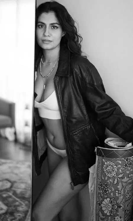 Mirror Magic: Shreya Dhanwantharys Bold Reflection