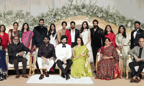 అక్కినేని హీరోలంద‌రి ఫోన్ల‌ల‌లో ఏఎన్నారే!