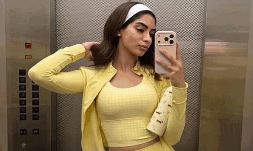 పొట్టి స్కర్ట్ లో సెల్ఫీతో పిచ్చెక్కిస్తున్న యంగ్ బ్యూటీ!..