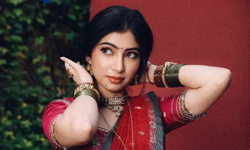 రెడ్ చీరలో ఘాటు అందాలు ఒలకబోస్తున్న సారా అర్జున్!