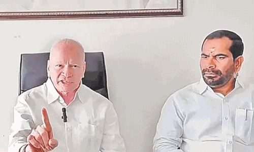 మాజీ ఎంపీ పిల్లి బోస్ సంచలన ఆరోపణలు.. వైసీపీ లీడర్స్ నే టార్గెట్ చేసిన ఎంపీ!