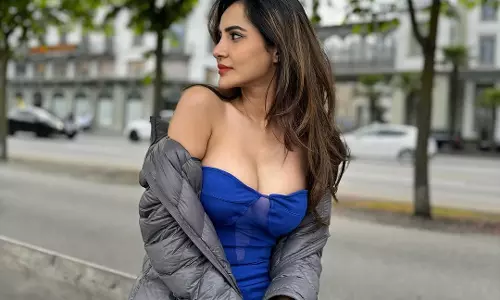 Ashu Reddy stuns in royal blue maxi dress latest photo