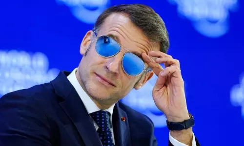 దావోస్  లో కళ్లద్దాలు పెట్టుకున్న ప్రెసిడెంట్  సారీ ఎందుకు చెప్పారు..!