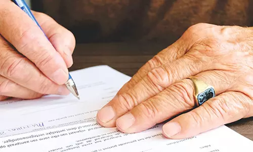 పట్టని కొడుకులకు తండ్రి షాక్.. 5 ఎకరాల్ని పంచాయితీకి ఇచ్చిన పూజారి