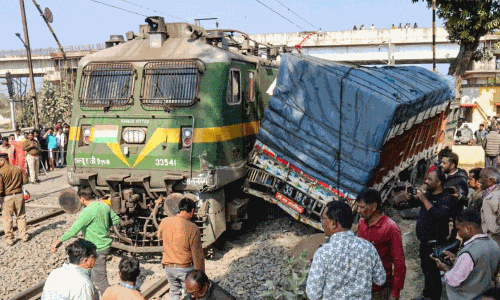 రైల్వే ట్రాక్ దాటుతున్న ట్రక్కును ఢీ కొట్టిన ట్రైన్.. అసలేం జరిగిందంటే?