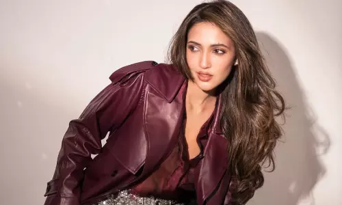 ష్.. అందాలతో చెమటలు పట్టిస్తున్న లేడీ బాస్ !