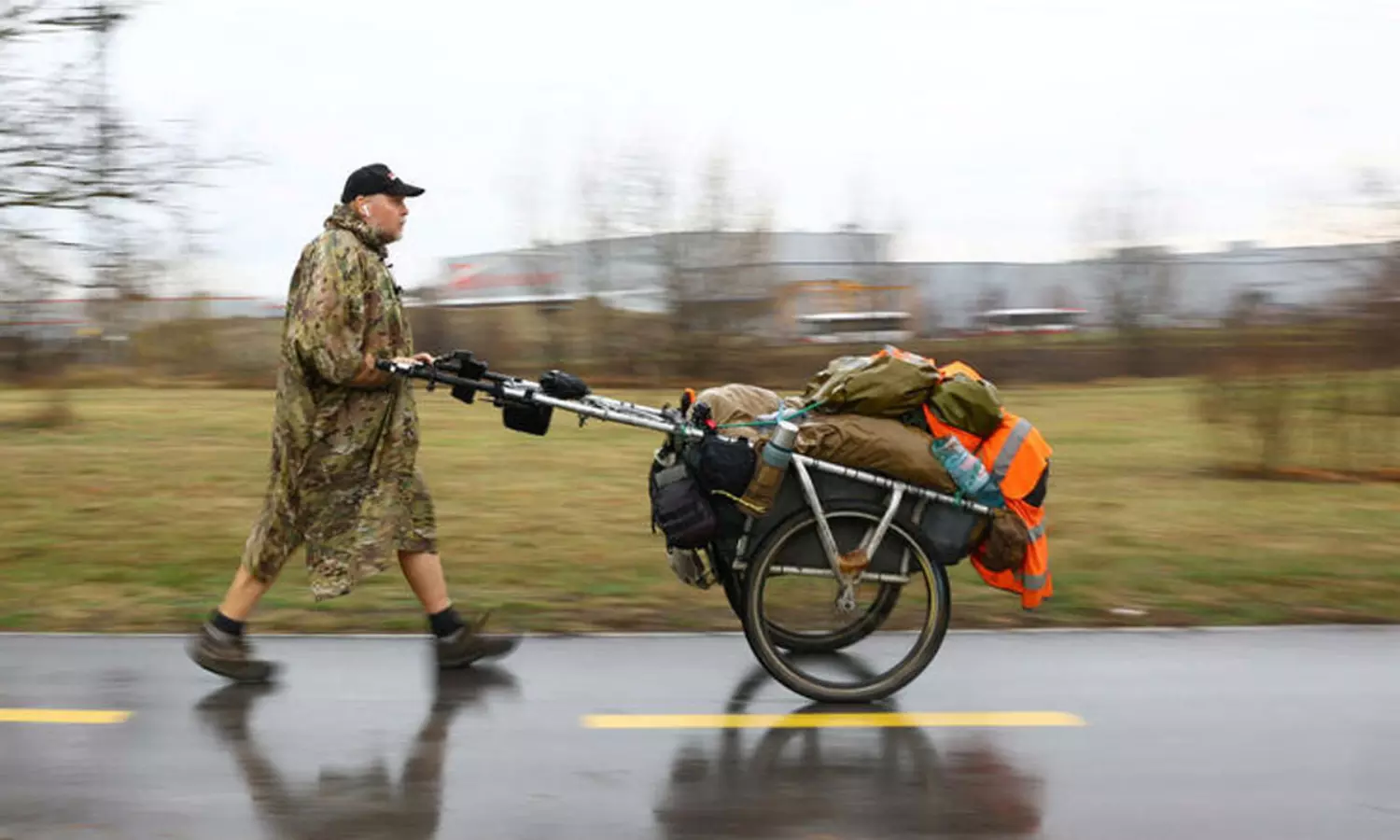 సరదా పందెంతో.. 27 ఏళ్ల నడక.. రికార్డు సాధించిన ధీరుడు.. సరదా పందెంతో.. 27 ఏళ్ల నడక.. రికార్డు సాధించిన ధీరుడు..