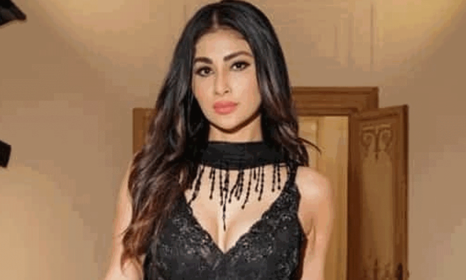 గ్లామర్ బ్యూటీ మౌనీ రాయ్ కి చేదు అనుభవం.. అసలేం జరిగిందంటే ?