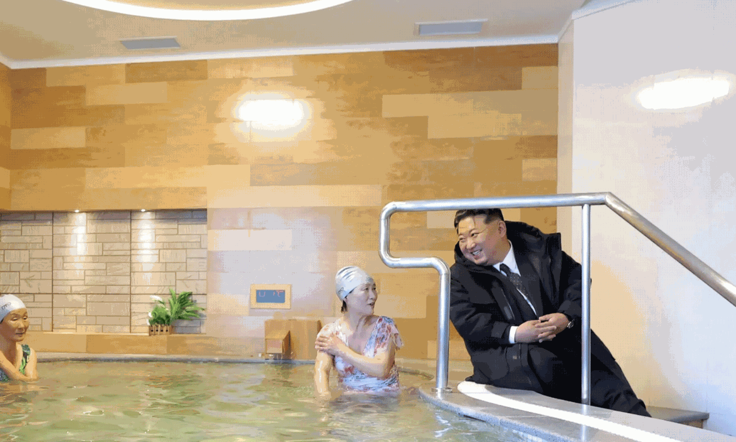 స్పాలో మహిళలతో ప్రధానమంత్రి..