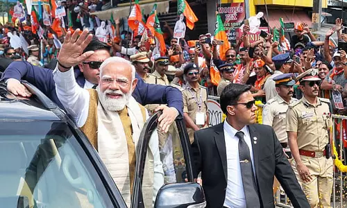 రాహుల్ కి హ్యాండ్...మోడీతో షేక్ హ్యాండ్