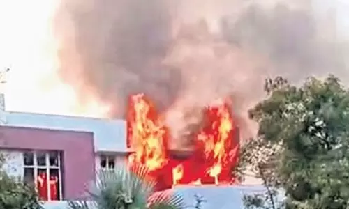 బళ్లారిలో తీవ్ర ఉద్రిక్తత: గాలి జనార్దన్ మోడల్ హౌస్ కు నిప్పు