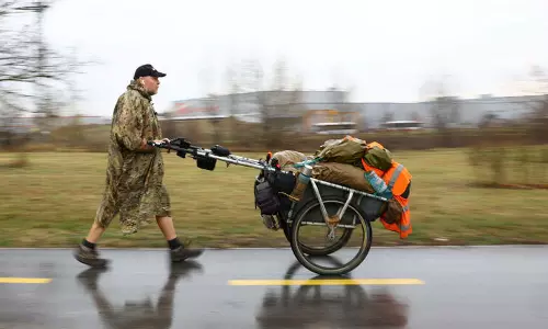 సరదా పందెంతో.. 27 ఏళ్ల నడక.. రికార్డు సాధించిన ధీరుడు..