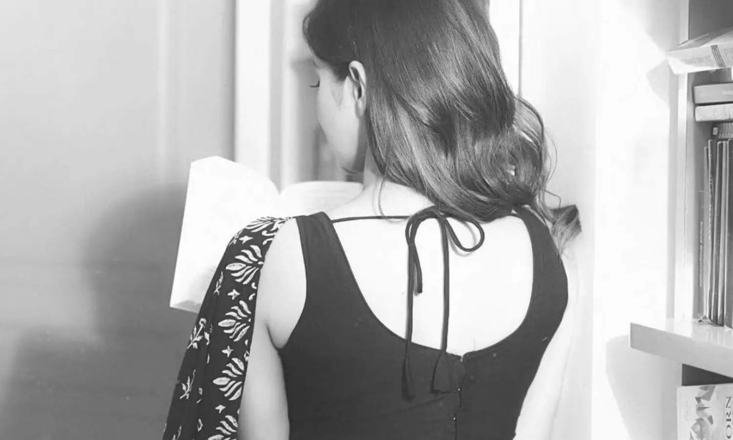 పెళ్లయిన హీరోయిన్ నడుముపై చెయ్యేసి తాతయ్యల చేష్టలు పెళ్లయిన హీరోయిన్ నడుముపై చెయ్యేసి తాతయ్యల చేష్టలు