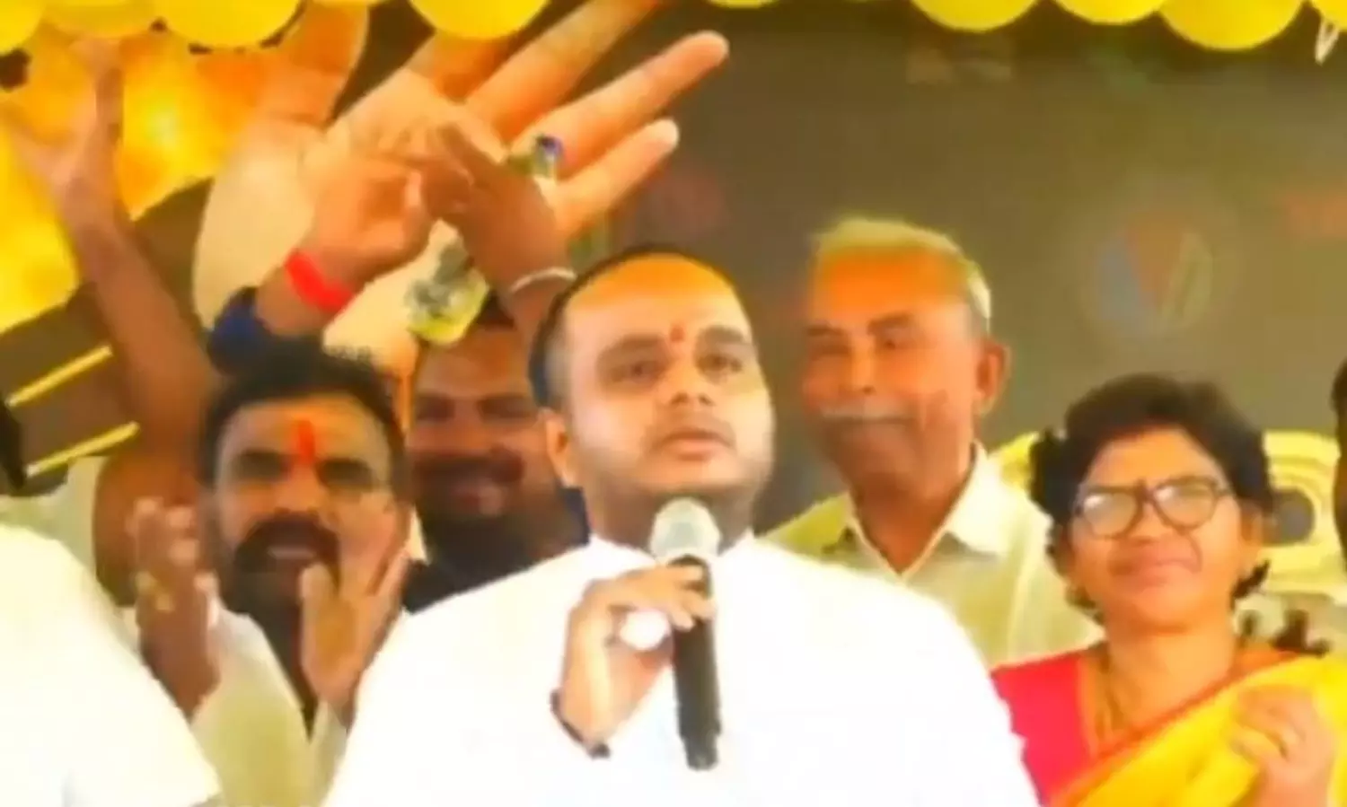 ‘సిగ్గు, ల*జ్జ ఉన్నవారు వైసీపీ వారితో మాట్లాడరు’.. చింతకాయల విజయ్ తీవ్ర వ్యాఖ్యలు