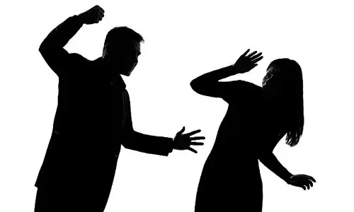 ప్రియుడి భార్యపై వైరస్ ఇంజెక్షన్ దాడి.. మరోచోట ఇంటినే తగలబెట్టేసింది