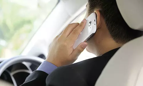 ఫోన్ లో మాట్లాడుతూ డ్రైవింగ్ చేస్తున్నారా.. తస్మాత్ జాగ్రత్త.. ఫైన్ తెలిస్తే గుండె గుబేల్!