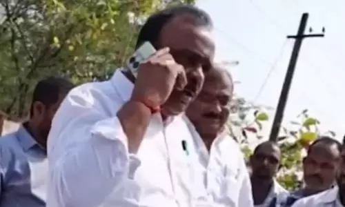 కారు ఆపకుండా వెళ్లిపోయిన హోంమంత్రి.. స్పాట్ నుంచే మాజీ ఎమ్మెల్యే ఫోన్..