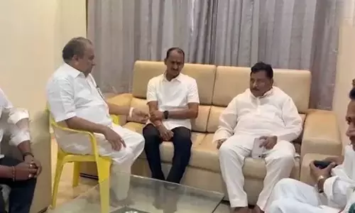 చిన రాజప్పతో ముద్రగడ భేటీ...రాజకీయ సంచలనమేనా ?