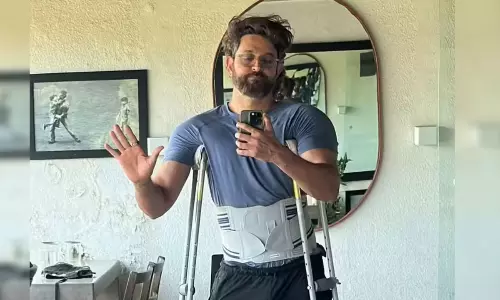 చేతిక‌ర్ర సాయంతో గ్రీక్ గాడ్ న‌డ‌క‌.. ఆందోళ‌న‌లో అభిమానులు!