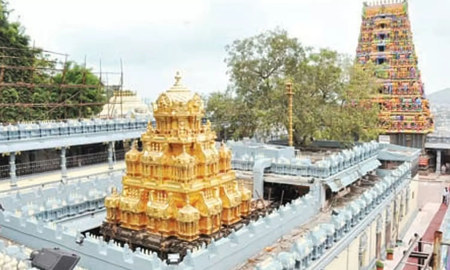 యూట్యూబ్ స్వాముల ప్రవచనాలు.. దుర్గగుడికి పోటెత్తుతున్న భక్తులు, కొత్త వివాదాలు